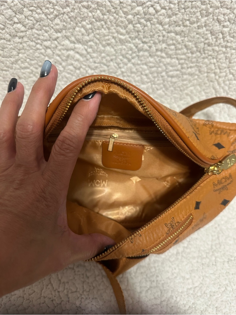 New Fashion Inspired Item (BUMBAG) - Picture 5 of 7